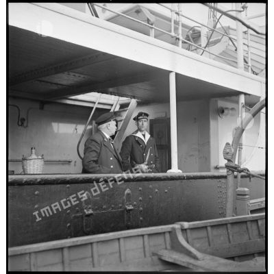 Marin français et officier de la marine marchande danoise à bord du cargo Hélène, après son arraisonnement par le patrouilleur P 24 Médoc de la Marine nationale.