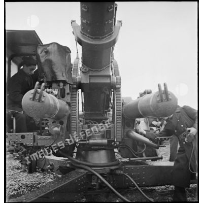 Mise en oeuvre d'un canon antiaérien de 90 mm Marine appartenant à une des batteries situées en région parisienne qui participent à la défense antiaérienne de Paris.