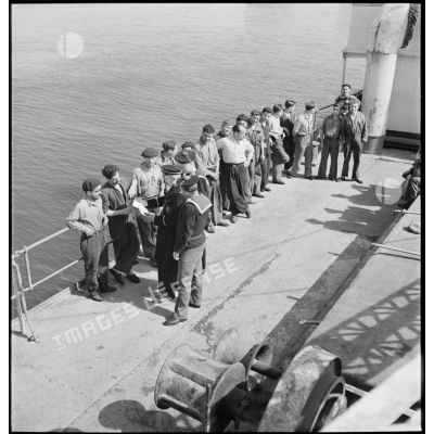 Interrogatoire et contrôle d'identité de l'équipage du cargo italien Tagliamento, arraisonné par la police de la navigation.