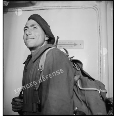 Portrait d'un chasseur alpin à bord d'un paquebot/transport de troupes.