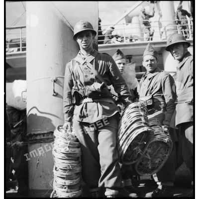 Portrait d'un légionnaire de la 13e DBMLE à bord d'un paquebot/transport de troupes.