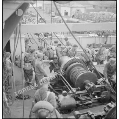 Embarquement de légionnaires de la 13e DBMLE à bord d'un paquebot à Brest.