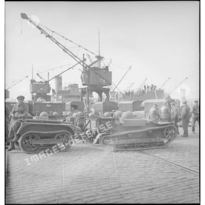 Chenillettes Renault 31R alignées sur un quai du port de Brest avant embarquement.