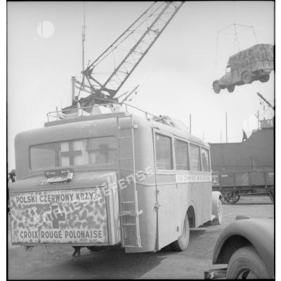 Ambulance de la Croix-Rouge polonaise sur un quai du port de Brest.