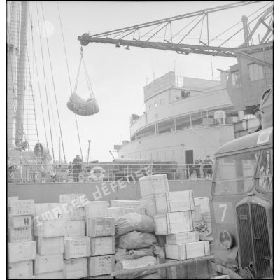 Embarquement de sacs de vivres destinés au CEFS (Corps expéditionnaire français en Scandinavie) à bord d'un des cargos.