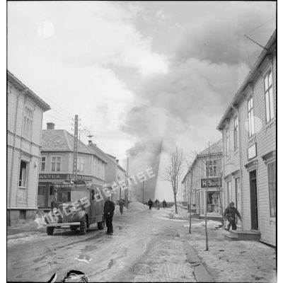 Une rue de Namsos suite à un bombardement de l'aviation allemande.