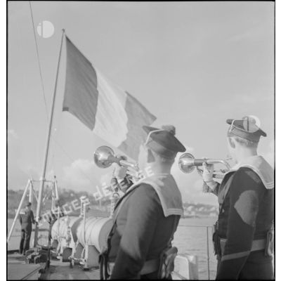 Clairons pendant l'exécution de l'hymne national au cours d'une cérémonie des couleurs à bord du cuirassé Paris.