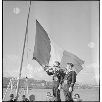 Clairons pendant l'exécution de l'hymne national au cours d'une cérémonie de lever des couleurs à bord du cuirassé Paris.