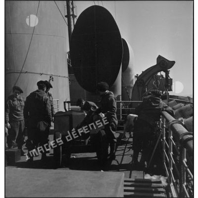 Canon antichar sur le pont du paquebot transport de troupes le Ville d'Alger.