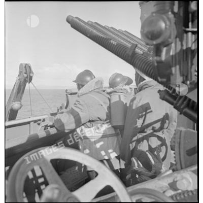 Marins et chasseurs alpins sur un des ponts du paquebot transport de troupes le Ville d'Alger.