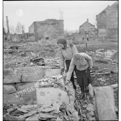 Des habitantes de Namsos fouillent les ruines de la ville bombardée.