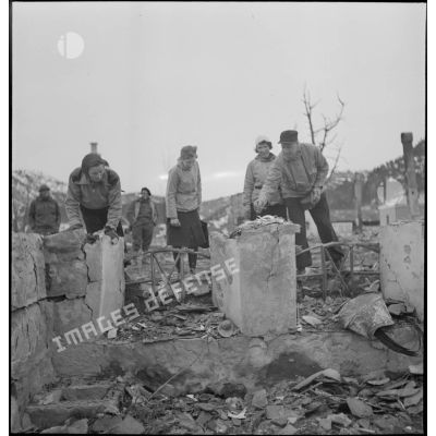 Des habitants de Namsos fouillent les ruines de la ville bombardée.