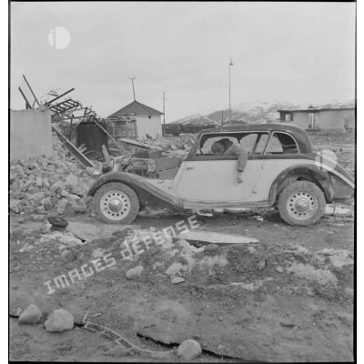 Cadavre au volant d'une voiture Hansa dans Namsos en ruine.