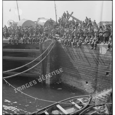 Chasseurs de la 2e DLCh sur un quai du port de Brest.