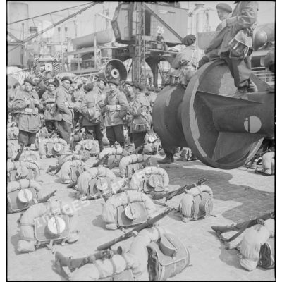 Chasseurs de la 2e division légère de chasseurs (DLCh) sur un quai du port de Brest.