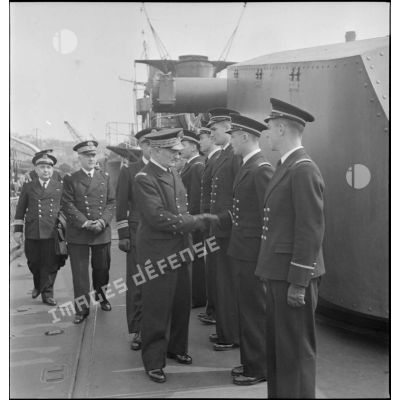 L'amiral de la flotte François Darlan, chef d'état-major de la Marine, salue les officiers du croiseur léger Emile Bertin.
