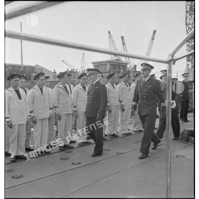 L'amiral de la flotte François Darlan, chef d'état-major de la Marine, passe en revue les quartiers-maîtres et marins du croiseur léger Emile Bertin.