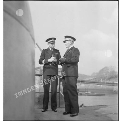 L'amiral de la flotte François Darlan, chef d'état-major de la Marine, discute avec le capitaine de corvette Martin, commandant le sous-marin Surcouf, en carénage à l'arsenal de Brest.