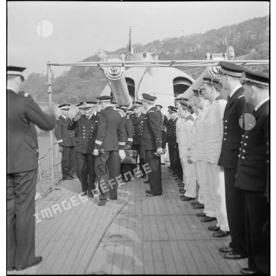 L'amiral de la flotte François Darlan, chef d'état-major de la Marine, inspecte l'équipage et le sous-marin Surcouf en carénage à l'arsenal de Brest.