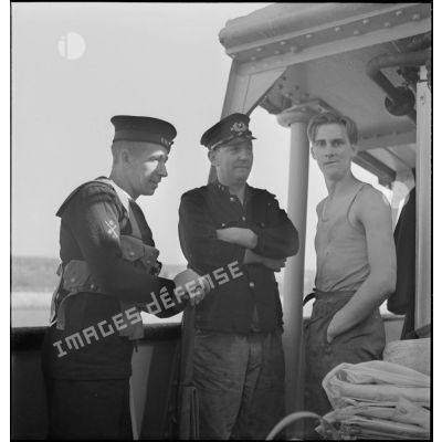 Marin britannique et marins danois, membres d'équipage d'un navire marchand saisi par la Royal Navy.