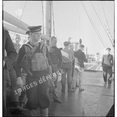 Marin britannique du HMS Pembroke et équipage sur le pont d'un cargo danois saisi par la Royal Navy.