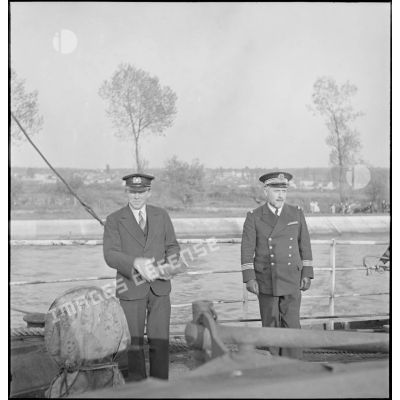 Un capitaine de corvette de la Marine nationale s'adresse à l'équipage du navire marchand danois Anna en présence du commandant du navire.