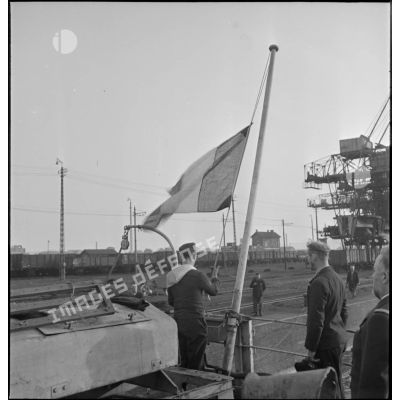 Le pavillon français est hissé à bord d'un cargo saisi par la Royal Navy et remis à la Marine nationale.