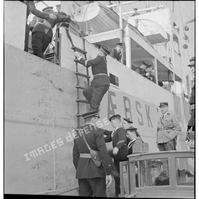 Des marins de la police de la navigation montent à bord du cargo danois Johannes Maersk saisi par la Royal Navy et remis à la Marine nationale.
