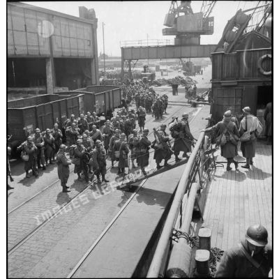 Embarquement du 2e bataillon du 224e régiment d'infanterie (RI )dans le port de Dunkerque à destination de la Hollande.