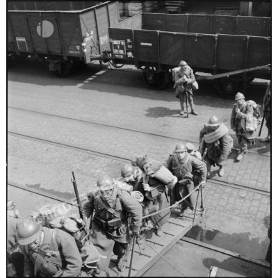 Embarquement du 2e bataillon du 224e régiment d'infanterie (RI) dans le port de Dunkerque à destination de la Hollande.