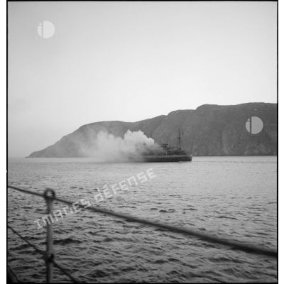 Navire en feu dans un fjord norvégien.