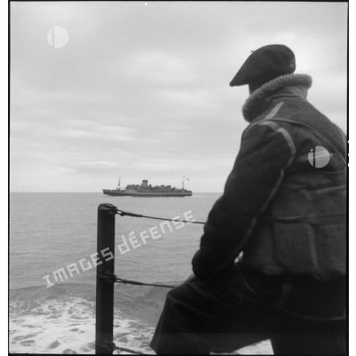 Vue sur le flanc bâbord de l'un des navires du convoi maritime transportant une partie de la 1re DLCh vers l'Ecosse ou la Norvège.