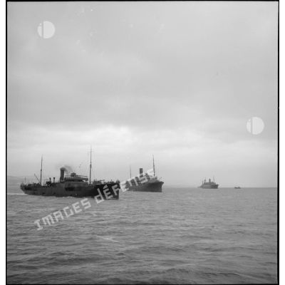 Vue certains navires du convoi maritime transportant une partie de la 1re division légère de chasseurs (DLCh) vers l'Ecosse ou la Norvège.