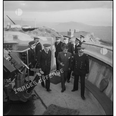 Le ministre de la Marine nationale, César Campinchi, en visite à Toulon, visite une batterie de défense côtière à Saint-Mandrier.