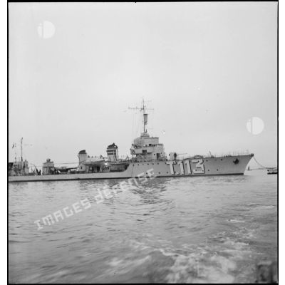 Vue tribord du torpilleur léger Branlebas (numéro de coque T113) amarré.