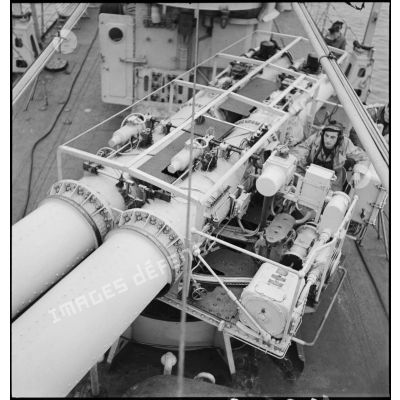 Vue en plongée sur la plateforme de deux tubes lance-torpilles de 550 mm à bord du torpilleur léger Branlebas.