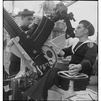 Marins servant une mitrailleuse bitube Hotchkiss de 13,2 mm antiaérienne à bord du torpilleur léger Branlebas.