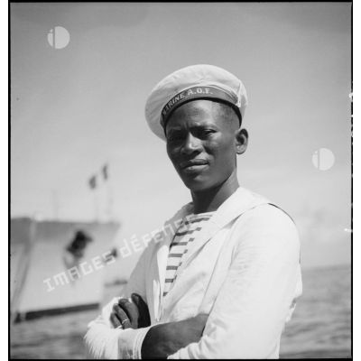 Portrait d'un marin d'origine sénégalaise servant dans la Marine nationale en Afrique occidentale française (AOF).