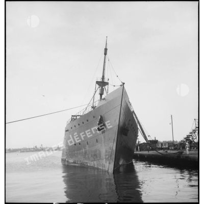 Vue de la proue du MS Sobieski, navire polonais de transport de passagers, amarré dans un port d'Afrique occidentale française (AOF).