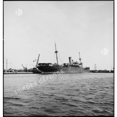 Le navire marchand allemand Santa Fé, capturé notamment par le croiseur Dupleix le 23 octobre 1939, est amarré dans un port (sous réserves).