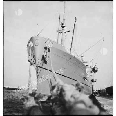 Vue de trois quarts bâbord avant du MS Sobieski, navire polonais de transport de passagers, amarré dans un port d'Afrique occidentale française (AOF).