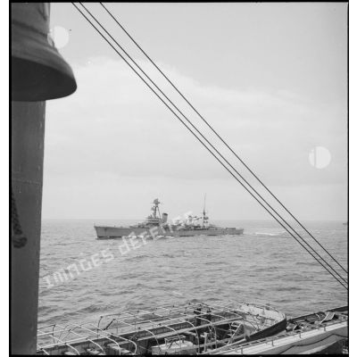 Vue probablement depuis le croiseur Strasbourg du tribord du croiseur Dupleix naviguant en haute mer.