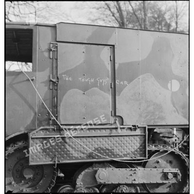 Tracteur semi-chenillé d'artillerie de marine Somua MCG 4 ou 5, recouvert de graffiti.