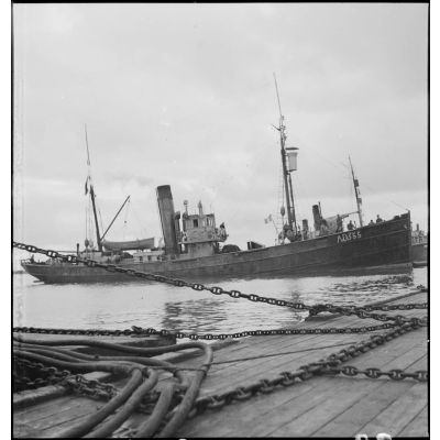 Vue tribord du chalutier de la marine marchande Roche noire, numéro de coque AD 355, réquisitionné et armé par la Marine nationale en août 1939 pour servir comme dragueur de mines auxiliaire.