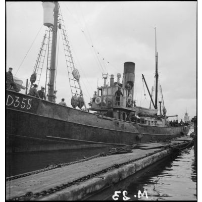 Vue bâbord du chalutier de la marine marchande Roche noire, numéro de coque AD 355, réquisitionné et armé par la Marine nationale en août 1939 pour servir comme dragueur de mines auxiliaire.