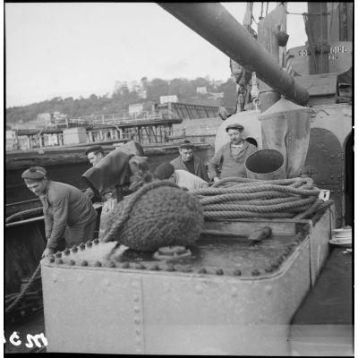 Cale à poissons sur le pont du chalutier de la marine marchande Roche noire, réquisitionné et armé par la Marine nationale pour servir de dragueur de mines auxiliaire.
