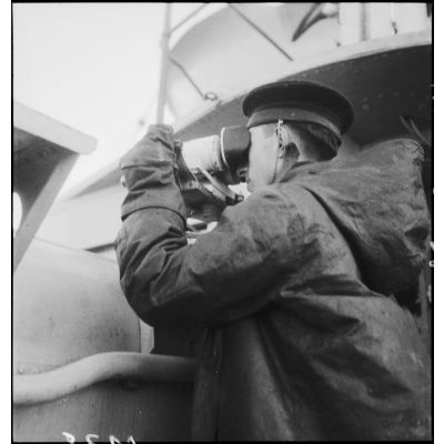 Le timonier du contre-torpilleur Le Malin est à son poste de veille.