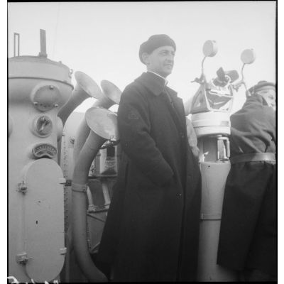 Portrait en pied de l'aumônier du contre-torpilleur Le Malin sur le pont du navire.