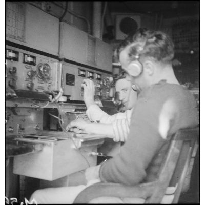Marins radiotélégraphistes du contre-torpilleur Le Marin en veille à la salle radio.
