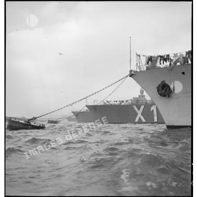 Proues de navires d'une escadre légère au mouillage sur coffre dans la rade de Brest.
